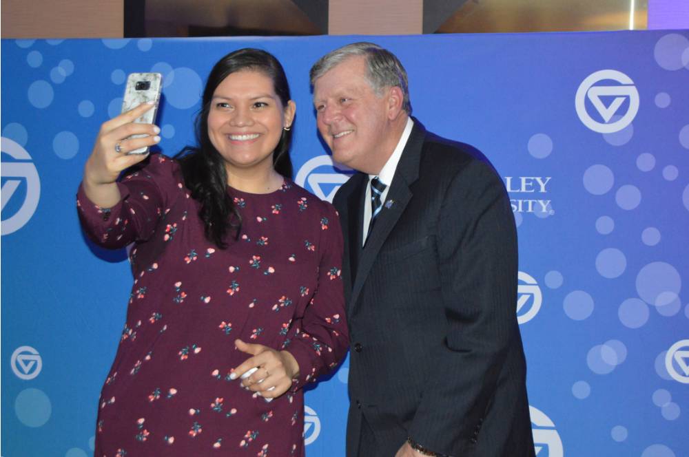 An alumna gets a selfie with T.Haas